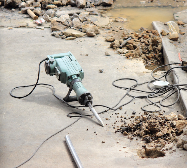 How Professional Concrete Contractors Can Efficiently Repair Your Walkway